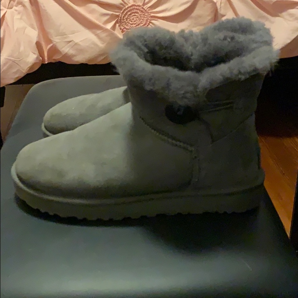 Ugg mini bailey button